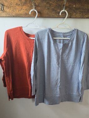 Preswick & Moore Women's Lightweight Crewneck Top - Rust and Light Blue